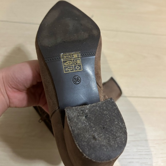 Steve Madden Taupe Suede Ankle Boots , Size 36 (5.5) - Picture 3 of 3